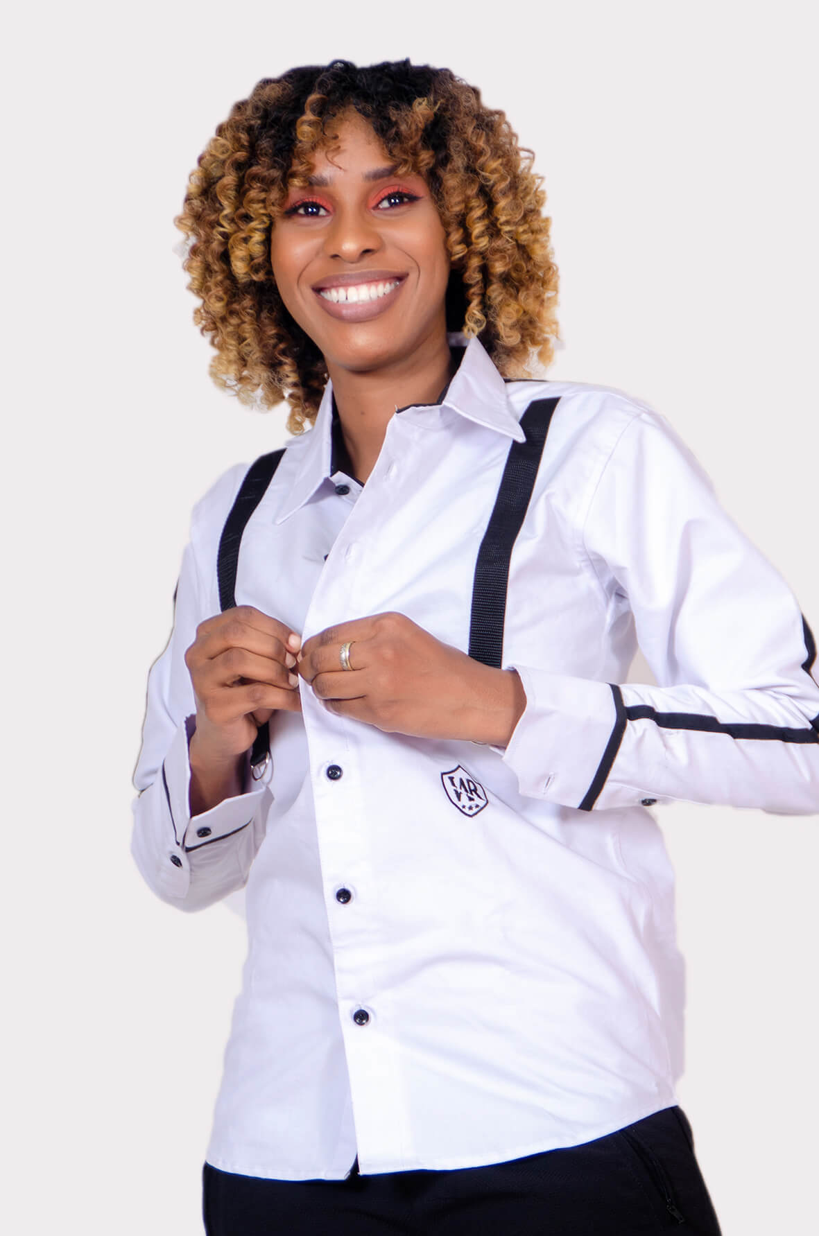 Chemise boutonné à demi bretelle pour femmes (noir / blanc)