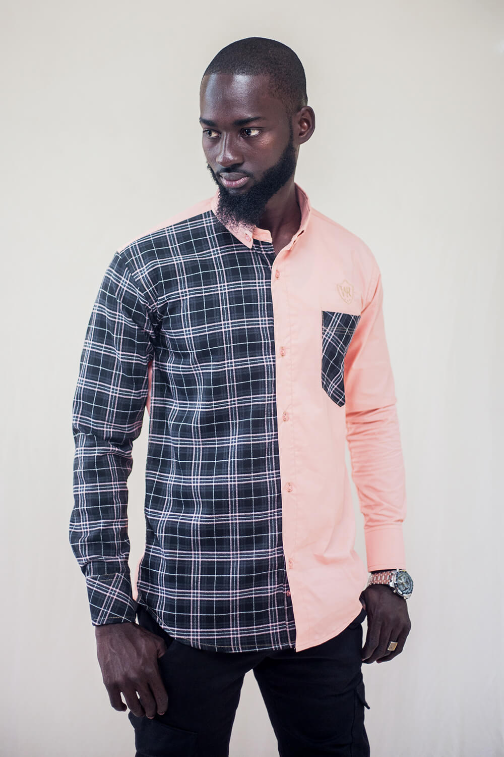 Chemise boutonné au col classique (Noir/ Rose)
