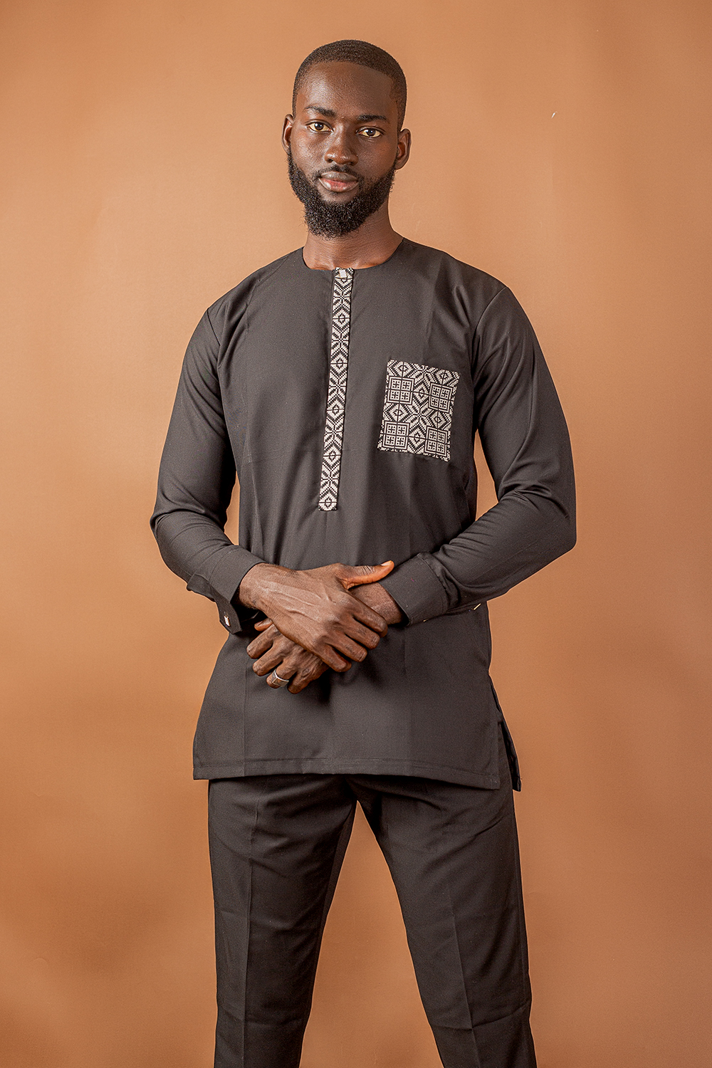 Tunique Noire avec Broderies Élégantes - Homme