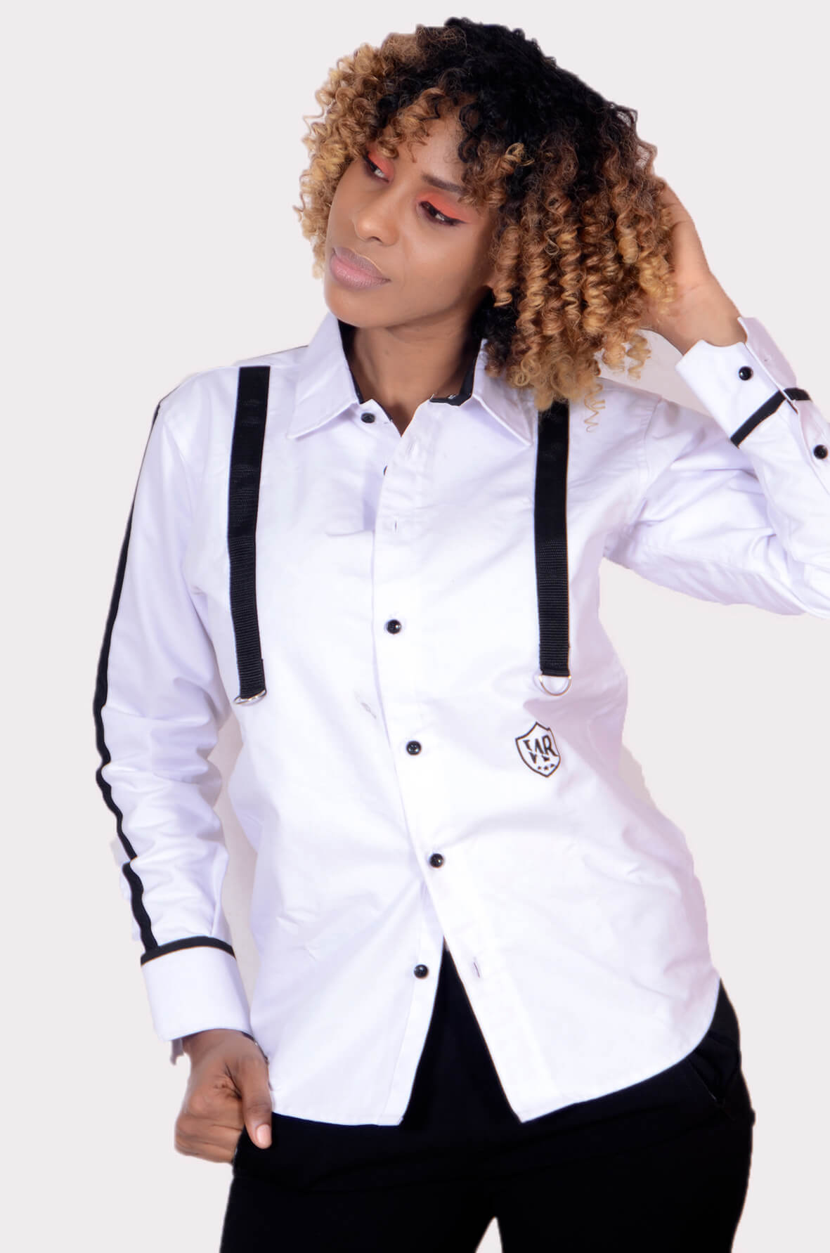 Chemise boutonné à demi bretelle pour femmes (noir / blanc)