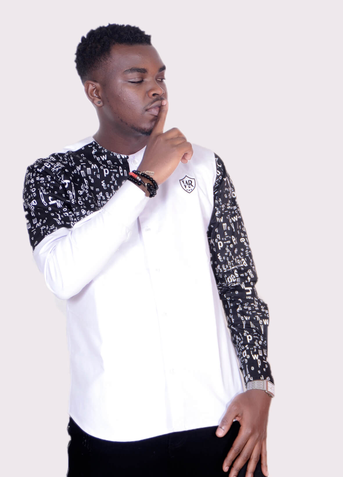 Chemise alphabet au cou rond pour hommes (noir / blanc)