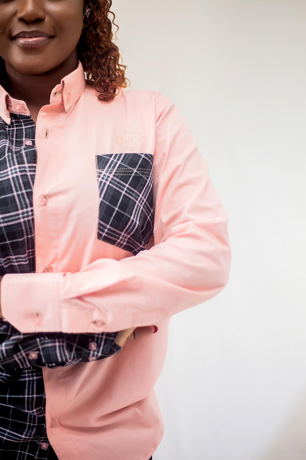 Chemise boutonné au col classique pour femme (Noir/ Rose)