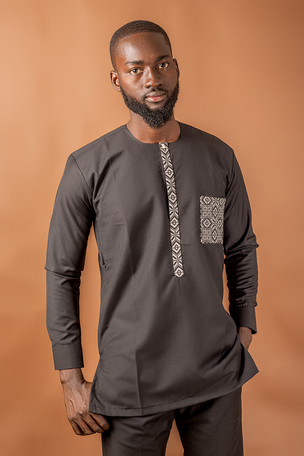 Tunique Noire avec Broderies Élégantes - Homme