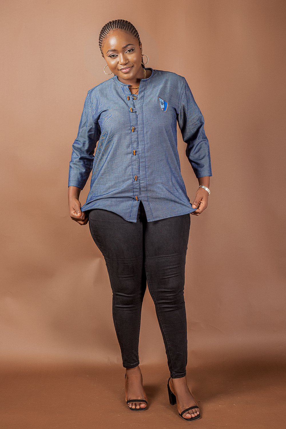 Chemise bleue unisexe en coton avec boutons en bois - Femme