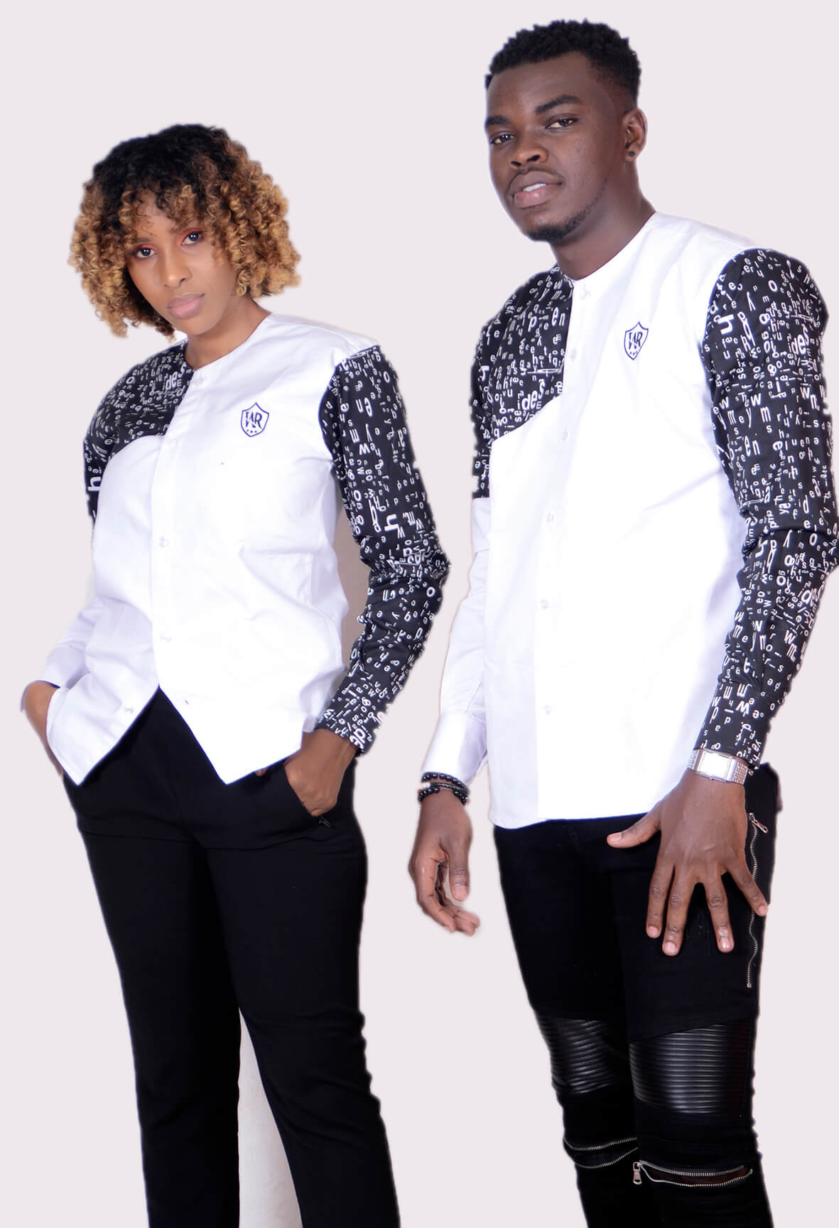 Chemise alphabet au cou rond pour femmes (noir / blanc)