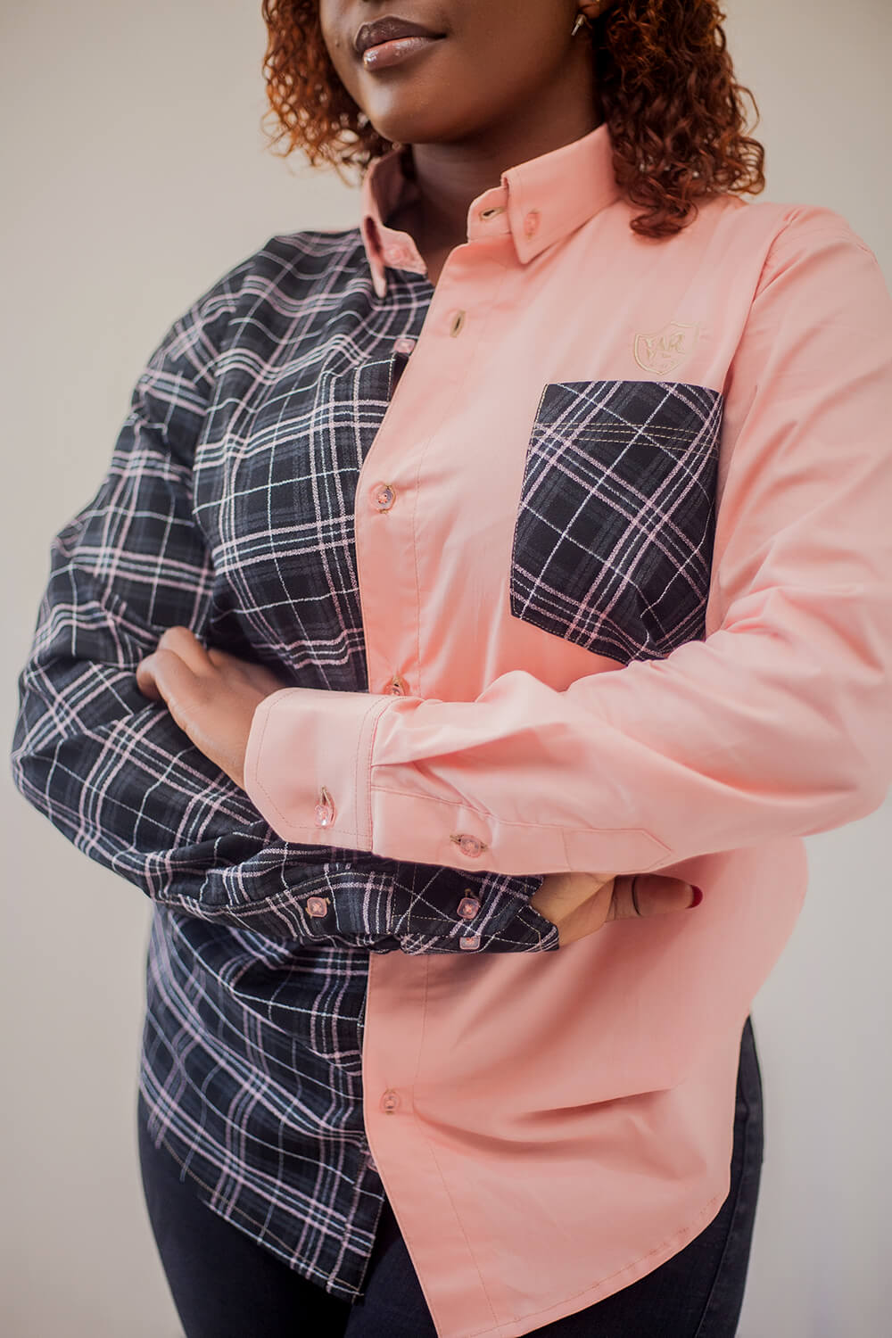 Chemise boutonné au col classique pour femme (Noir/ Rose)