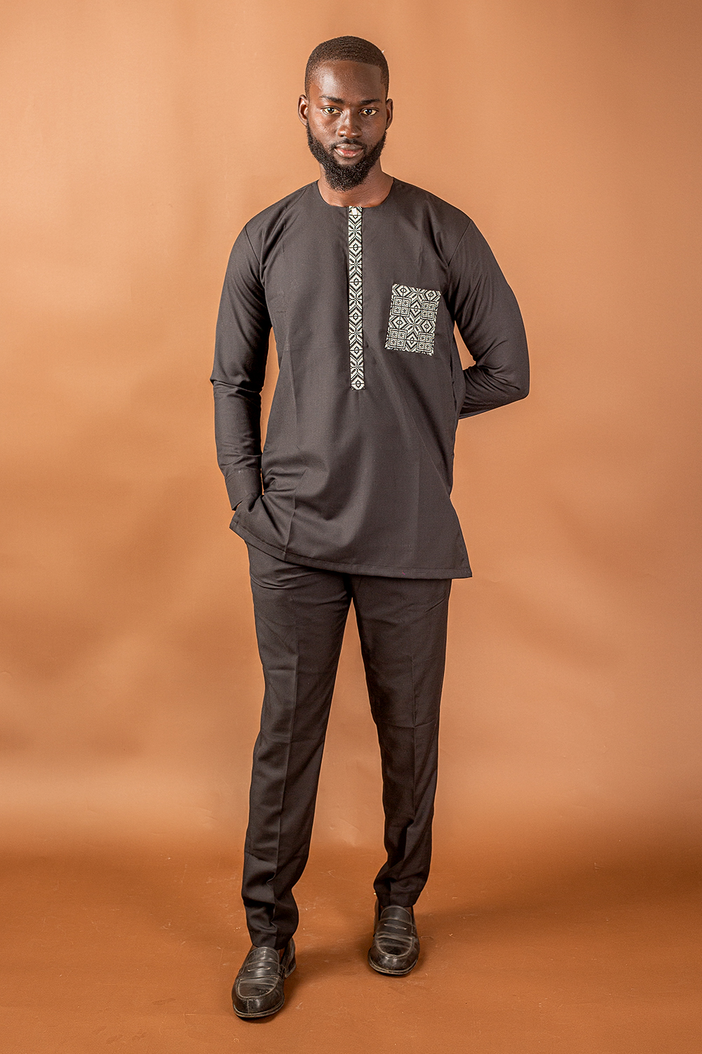 Tunique Noire avec Broderies Élégantes - Homme
