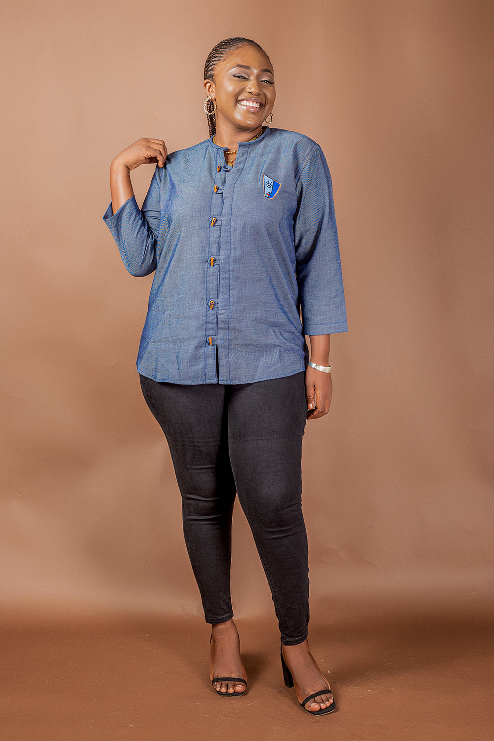 Chemise bleue unisexe en coton avec boutons en bois - Femme