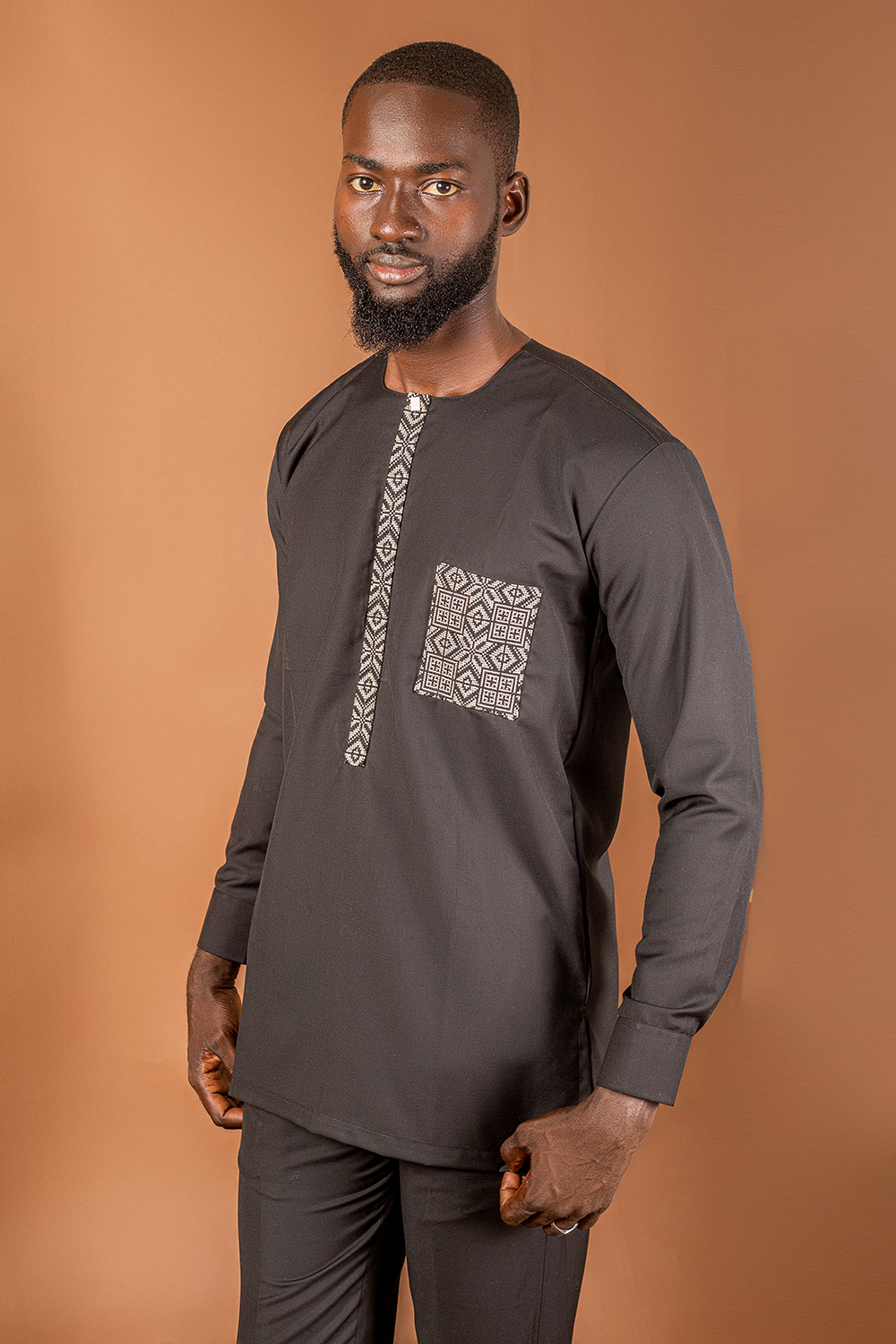 Tunique Noire avec Broderies Élégantes - Homme