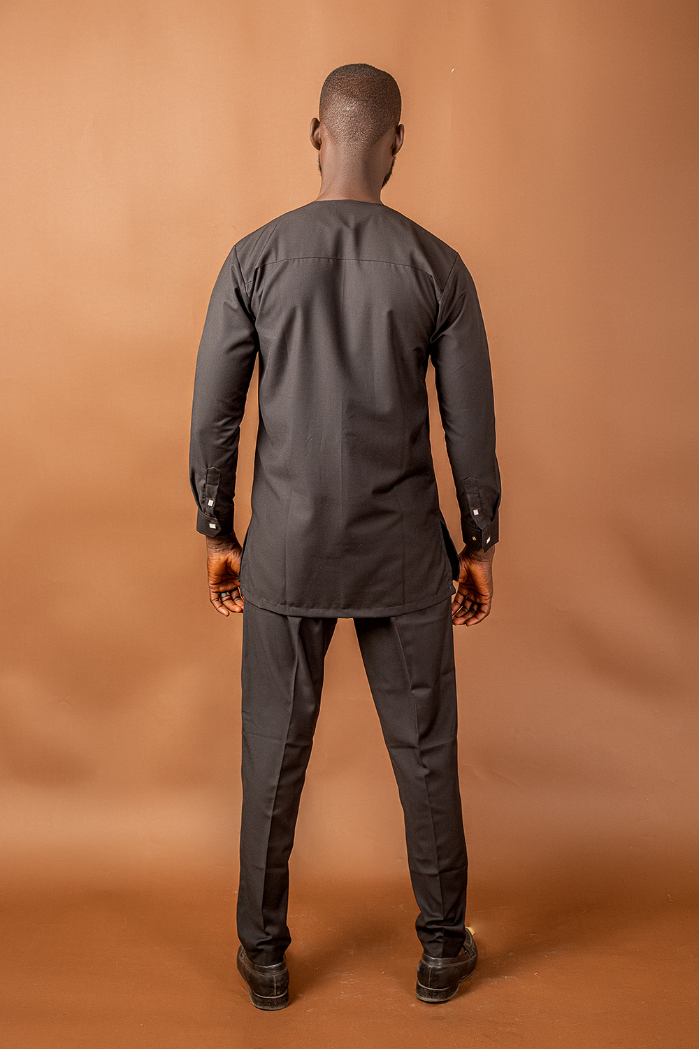 Tunique Noire avec Broderies Élégantes - Homme